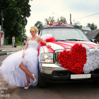 невеста на свадьбе рядом с лимузином